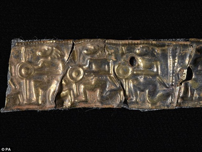 Staffordshire là  kho báu giá trị thời Anglo-Saxon và cũng là kho báu lớn nhất có niên đại từ thế kỷ 7 đến thế kỷ 8. Chúng có thể thuộc về Hoàng gia Saxon của Vương quốc cổ Mercia.